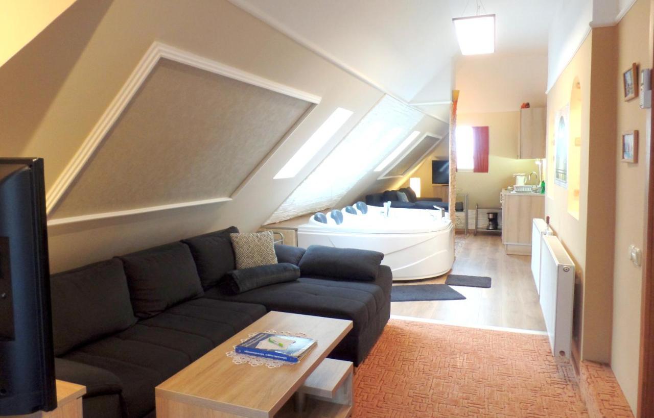 Apartman Siesta Buek - Buekfuerdo Bagian luar foto